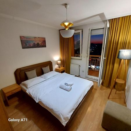 Gorgeous Apartment With City View In The City Center Priştine Dış mekan fotoğraf